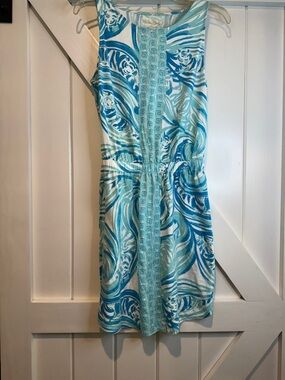 Lilly Pulitzer Aqua & White Tropical Print Shell with Gold Logo